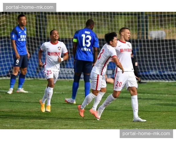 雨战中的坚持:梅州vs沧州一役,场地积水多次中断比赛 雨战中的坚持:梅州vs沧州一役,场地积水多次中断比赛